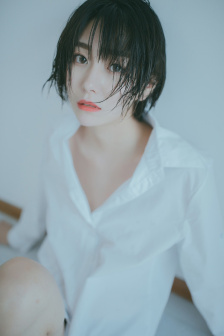 一边亲胸一边摸进内裤里